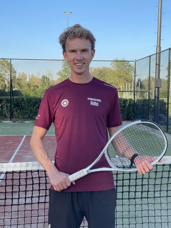 Ricardo lacht bij het net met zijn racket