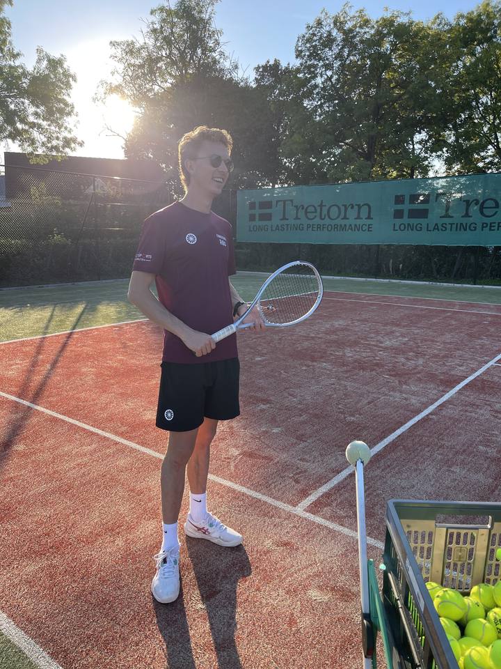 Ricardo in de avondzon op de gravelbaan