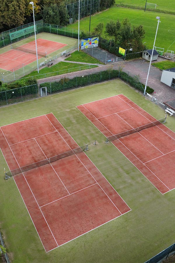 Luchtfoto van de gravelbanen in Horssen